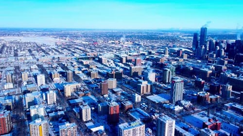 Hiver : survol aérien, ensoleillé, à haute altitude, du centre-ville d'Edmonton, du côté ouest du Canada