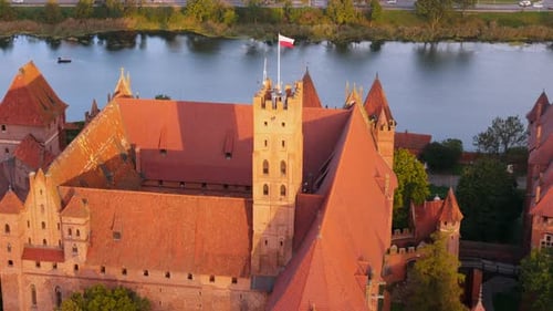 Château de l'Ordre Teutonique à Malbork au bord de la rivière Nogat au coucher du soleil, Pologne