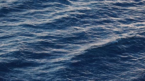 Blaues kristallklares Wasser, perfekte Meereslandschaft in Zeitlupe, Meereswelle, niedriger Winkel, Meeresoberfläche, tief