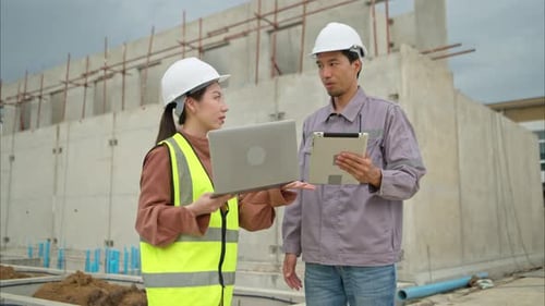 Los ingenieros y la arquitectura inspeccionan y supervisan la construcción de los muros y cimientos de los edificios