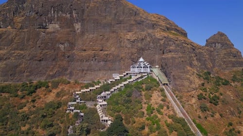 Orbe aérienne du temple Saptashrungi Devi (demi-shakti peetha) avec des montagnes pittoresques par une journée ensoleillée