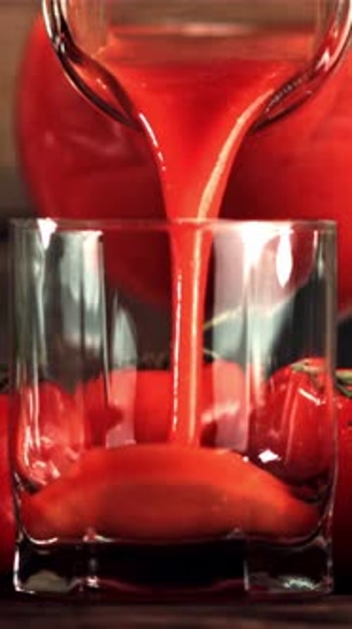 Tomato Juice wurde in Zeitlupe mit 1000 Bildern pro Sekunde gedreht