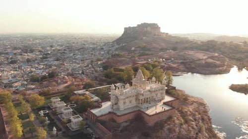 Le Jaswant Thada, un cénotaphe à Jodhpur, au Rajasthan. Une lueur chaude illuminée par la lumière du soleil.
