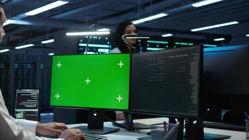 Der Systemadministrator verwendet einen austauschbaren Laptop für die Arbeit am Server-Hub zur Sicherheitsüberwachung