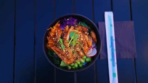 Saborea un delicioso tazón de inspiración asiática con pollo a la parrilla acompañado de colores frescos