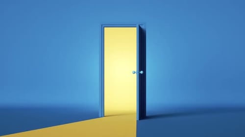 lumière jaune vive derrière la porte qui s'ouvre