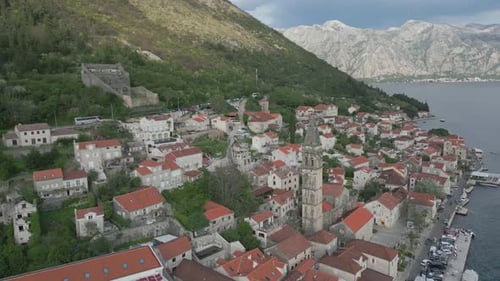 Perast. Montenegros. Luftbild. Alte Städte und die Küste Montenegros. Bucht von Kotor.