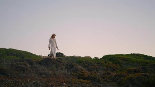 Mujer elegante que explora el paisaje sola