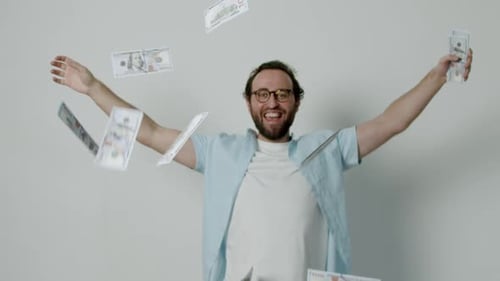 Hombre lanzando dinero en cámara lenta Hombre feliz tirando dinero