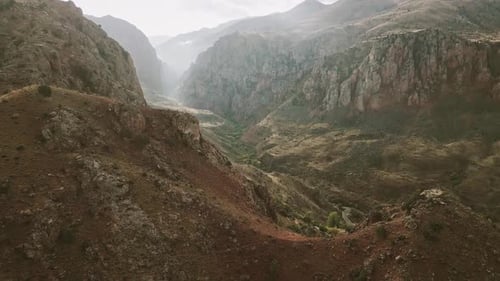 Une magnifique gorge et le monastère de Noravank se dévoilent