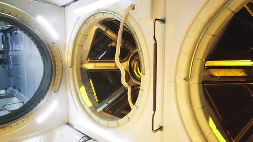 Station spatiale structurée avec accessoires dorés brillants et caractéristiques fonctionnelles