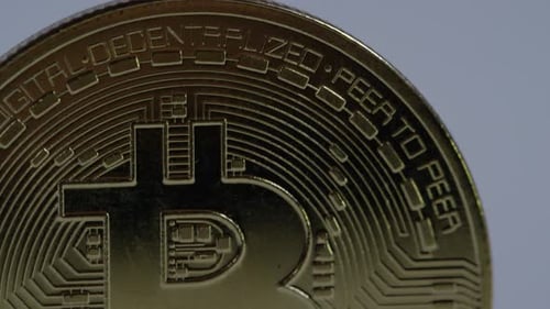 Crypto Currency — Makroaufnahme eines physischen Bitcoins