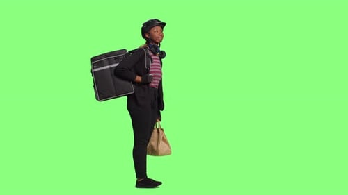 Junger Erwachsener liefert Essen zum Mitnehmen in Papiertüte