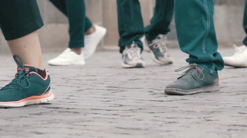 Pernas de pessoas da multidão andando na rua