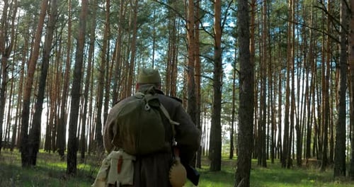 Mann verkleidet als Soldat der russischen sowjetischen Infanterie der Roten Armee des Zweiten Weltkriegs und läuft mit Gewehr