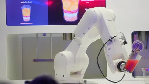 Ein Roboter mixt Cocktails für Gäste in einer automatisierten Bar in Prag, Tschechische Republik