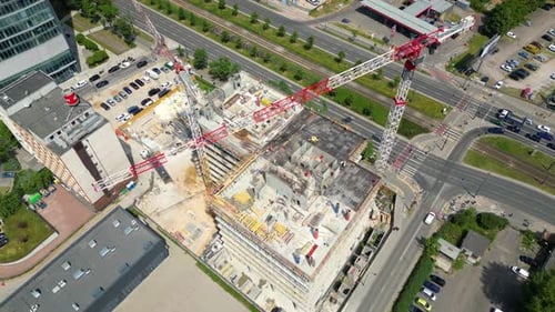 neues Wohnviertel im Bau. Baustelle mit gelben Turmdrehkranen und Maschinen