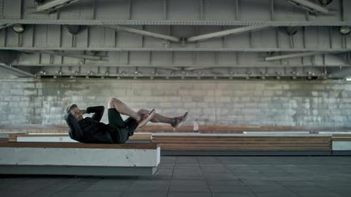 Fitness-Läufer Cardio-Training Asiatischer Mann im Freien Aufwärmen und Dehnen der Beine vor dem Joggen