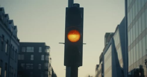 Eine Ampel auf einer Straße wechselt von Grün auf Rot
