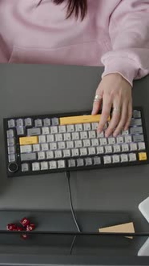 Vue de dessus verticale des mains d'une programmeuse travaillant sur le Code