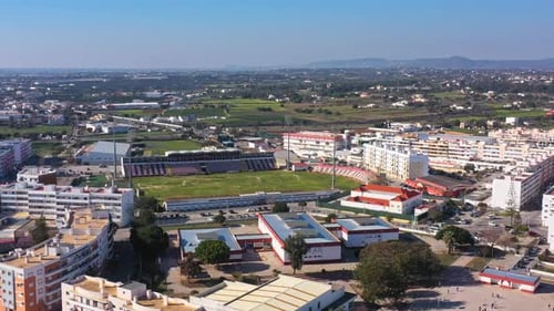 Vue aérienne par drone de la ville d'Olhão, dans le sud du Portugal, du stade Jose Arcanjo