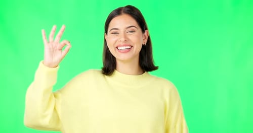 Ok, Greenscreen und Porträt einer Frau, die isoliert in einem Studio ein perfektes Zeichen oder eine perfekte Handgeste macht