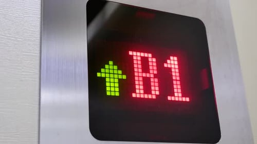 Die Bewegung von Menschen, die in einem Einkaufszentrum mit dem Aufzug von der B1 ins Erdgeschoss fahren