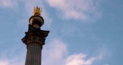 Olhando para o Monumento ao Grande Incêndio de Londres, Reino Unido