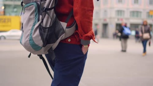 Vista de perto de um viajante mochileiro viajando e dando uma olhada na cidade.