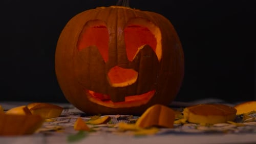 Happy Halloween Cute Jack O' Lanterns glowing in the dark wishing Happy Halloween: carved Pumpkin de