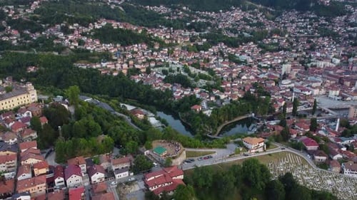 Vista aérea de la ciudad de Sarajevo y el monte Trebević