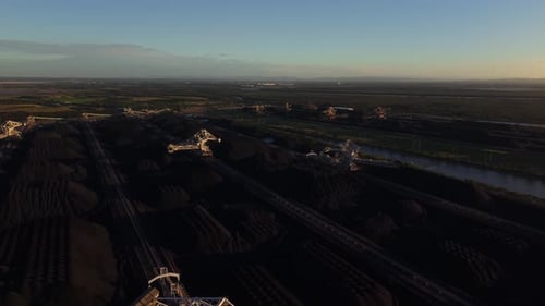 Kohleminenbagger von einer Drohne aus gesehen im Licht der goldenen Stunde