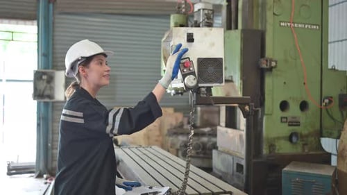 Porträt von Maschinenbauingenieuren, die den Betriebszustand einer alten Maschine überprüfen, die