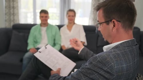 Un psychothérapeute clarifie les conflits et enregistre les réponses pour rétablir la confiance