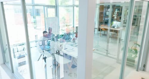 Отзывы, ключевые показатели эффективности или деловые люди на встрече, планирующие увеличить продажи