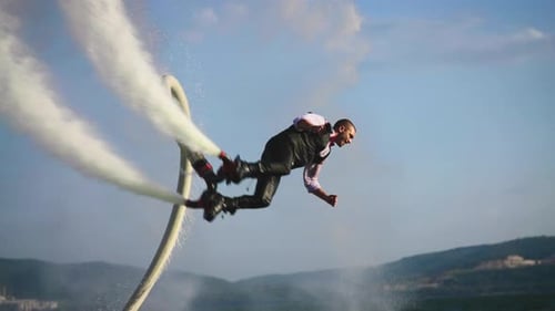 Ein Büroangestellter fliegt nach einem Arbeitstag ein Flyboard