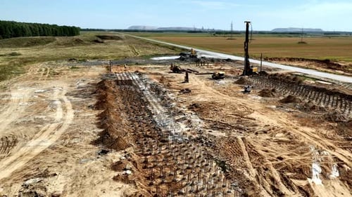 Sitio de construcción con campos de pilotes y máquinas perforadoras