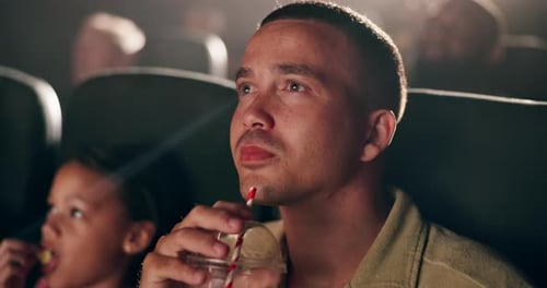 Theater, Film schauen und Mann trinkt zusammen mit Familie Limonade, Kind