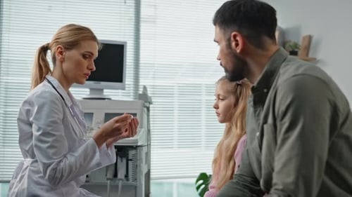 Terapeuta general que examina a una niña en la clínica, un niño enfermo que visita al pediatra