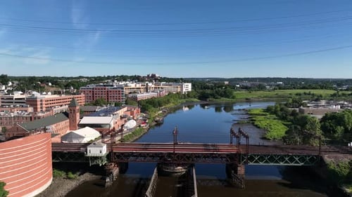 Eine Luftaufnahme über die Norwalk River Railroad Bridge an einem sonnigen Morgen. Der Drohnen-Kamerawagen