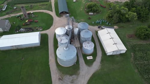 Vue aérienne de stockage des silos à maïs de la ferme.
Agriculture