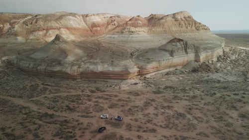 Coloridos picos y laderas erosionadas de la cordillera de Aktumsuk junto al mar de Aral, Uzbekistán