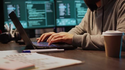 Jeune hacker s'introduisant dans un serveur de base de données sur ordinateur