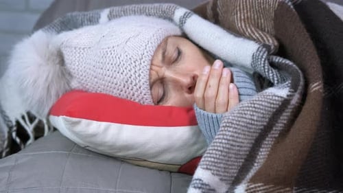 Fille dort dans un manteau chaud