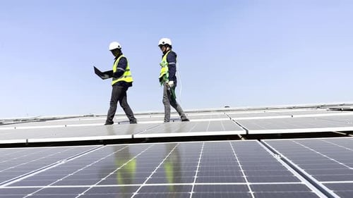 Technologiesolarzelle, technische Dienstleistung und Installation durch Arbeiter, Solarzelle