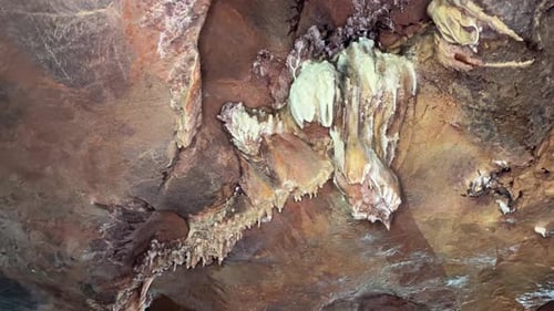 Komplizierte Höhlenformationen mit Stalaktiten und Mineralablagerungen