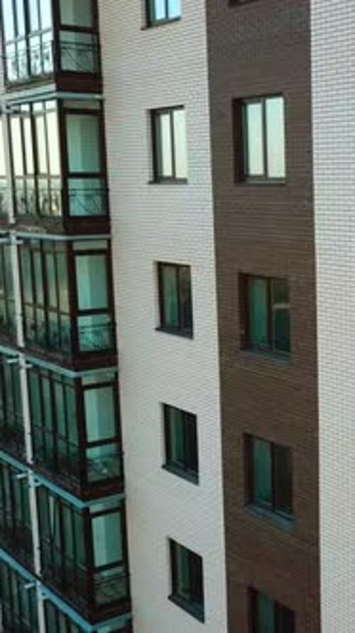 Edificio de
nueva construcción. Vista aérea del distrito del sitio de construcción de edificios. Vídeo vertical