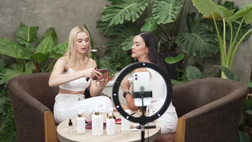 Vídeo tutorial de belleza y cosmética para una mujer joven haciendo contenido. Relajarse