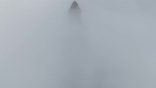 Vidéo aérienne au-dessus des nuages au sommet du mont Black Virgin, à 986 m au-dessus du niveau de la mer