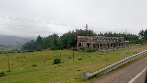 Edificio inacabado en el sitio de construcción visto desde la carretera en Narok, Kenia. POV